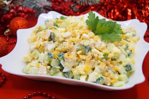 Салат с копченой курицей кукурузой и сыром