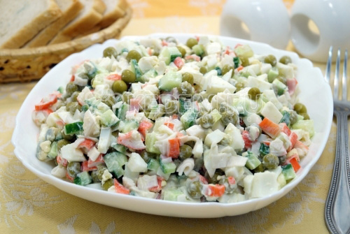 Салат с крабовыми палочками, огурцом и зеленым горошком