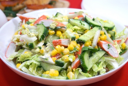 Салат с крабовыми палочками, пекинской капустой, огурцами и кукурузой