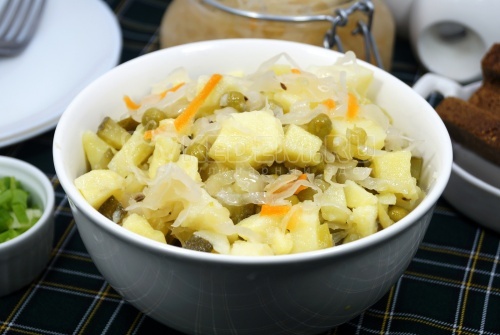 Салат с квашеной капустой и картофелем