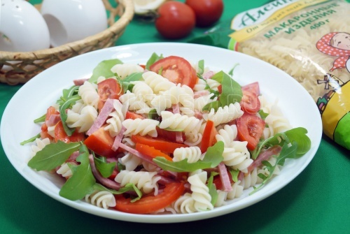 Салат с макаронами, салями и помидорами