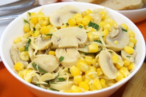 Салат с маринованными шампиньонами, кукурузой и сыром