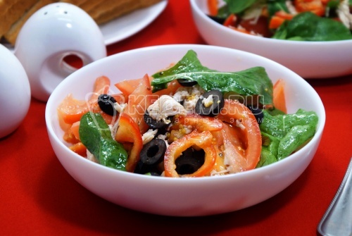 Салат с отварной курицей и свежими овощами