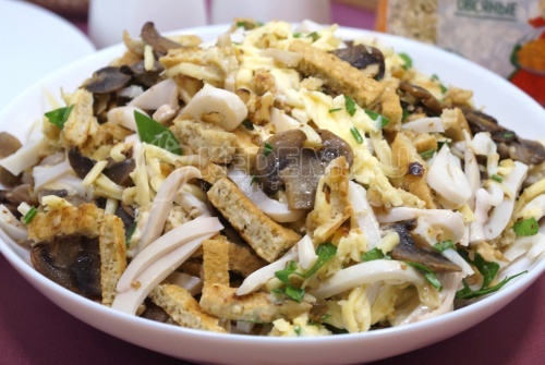 Салат с овсяными блинчиками, кальмарами и жареными шампиньонами