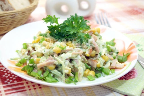 Салат с ветчиной, яйцом, огурцом и кукурузой