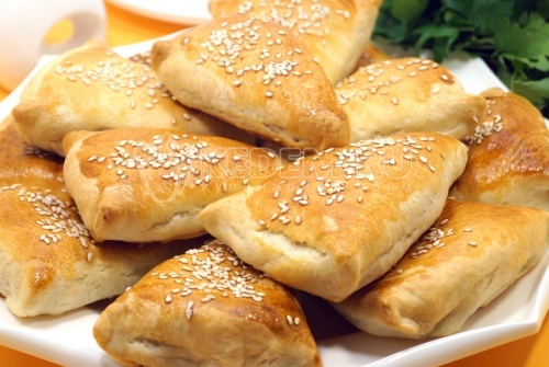 Самса с курицей из слоеного теста