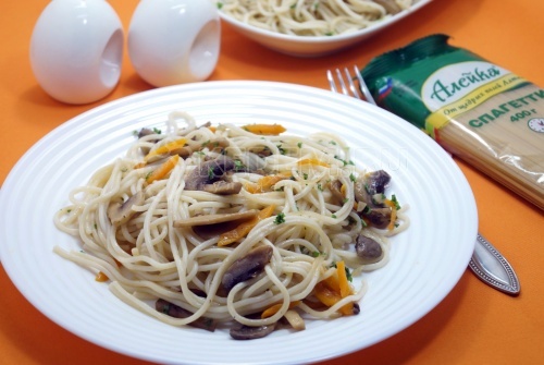 Спагетти с шампиньонами и овощами