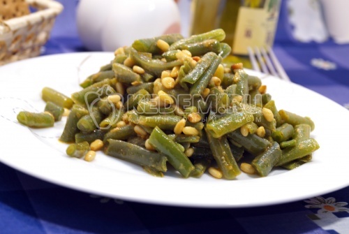 Стручковая фасоль с кедровыми орешками