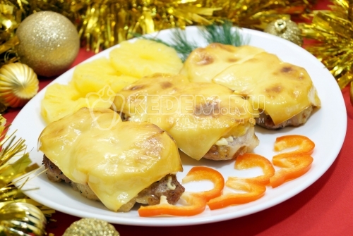 Свинина с ананасами и сыром