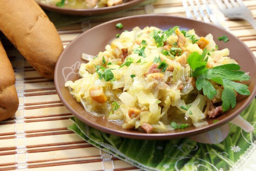 Тушеная капуста с копченной курицей