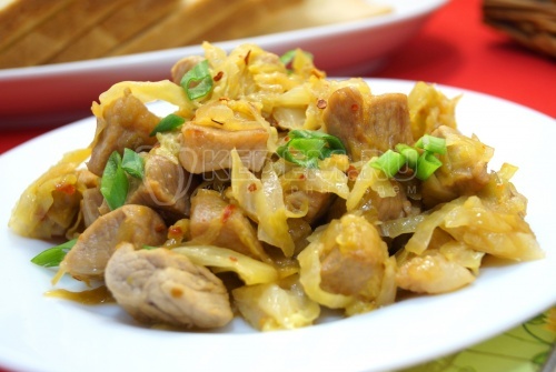 Тушеная капуста с мясом на сковороде
