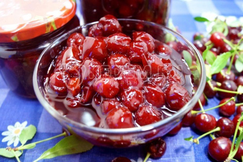 Вишневое варенье с косточками