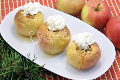 Запеченные яблоки с мёдом и кедровыми орехами