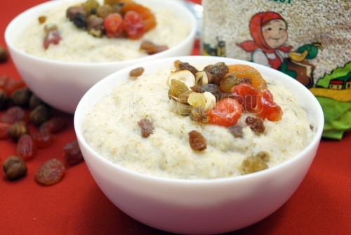 Ячневая каша на молоке с сухофруктами и орехами