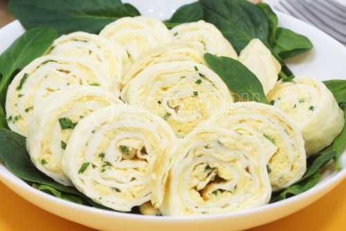 Яичный рулет с сыром в духовке