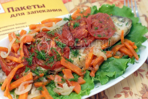 Язь запеченный с овощами