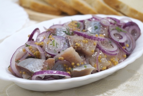 Закуска из сельди с луком и зернистой горчицей