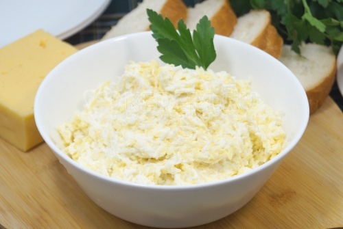Закуска из сыра с чесноком и яйцом