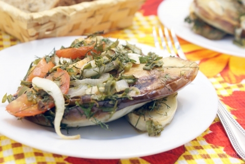 Баклажаны с овощами и зеленью