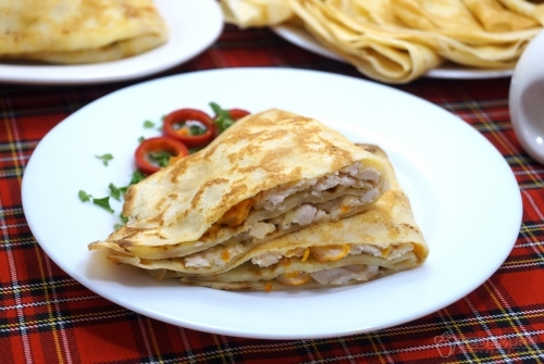 Блинные уголки с копченой курицей и сыром