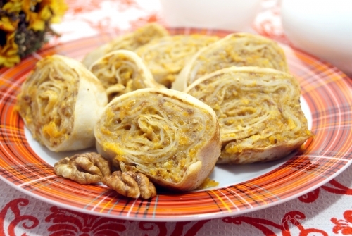 Блины Лакомка с сухофруктами и мёдом