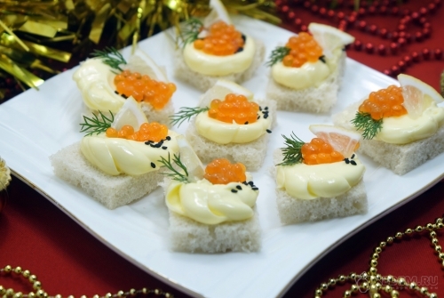 Бутерброды с красной икрой и маслом