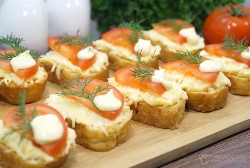 Бутерброды с помидорами и сыром с чесноком