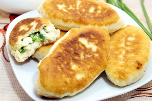 Быстрые пирожки с яйцом и зеленым луком
