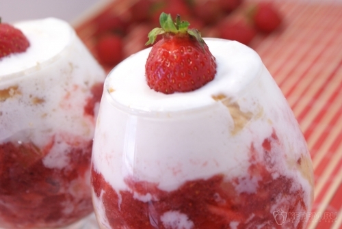 Десерт из мороженого с клубникой и печеньем