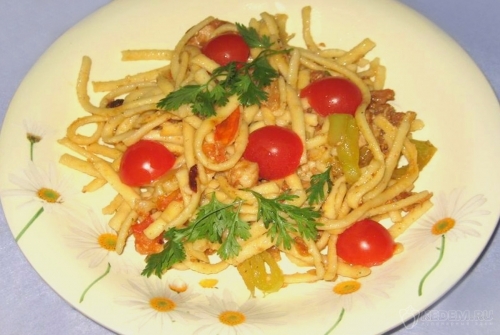 Домашняя лапша с куриной грудкой, цветной капустой и пармезаном