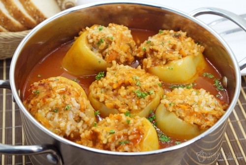 Фаршированные перцы мясом и рисом в кастрюле