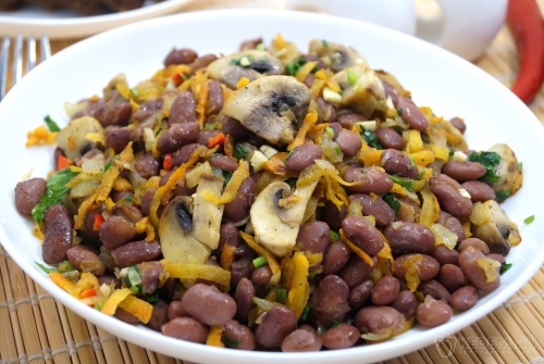 Фасоль с грибами и морковью
