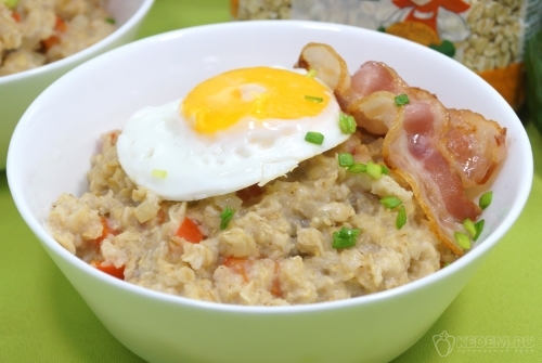 Жареная овсянка с беконом и яйцом