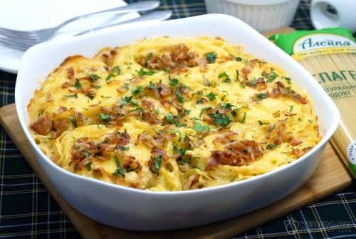Гнезда из спагетти с беконом и сыром
