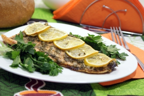 Горбуша в духовке с лимоном и зеленью