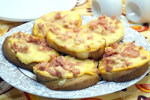 Горячие бутерброды с колбасой и сыром в духовке
