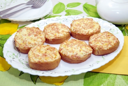 Горячие бутерброды с колбасой