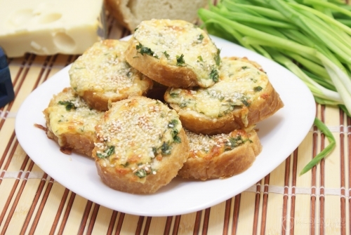 Горячие бутерброды с сыром и зеленью