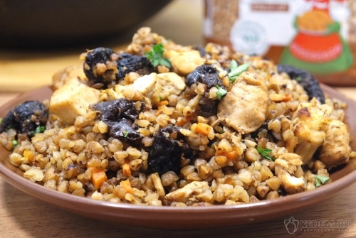 Гречка по-восточному с курицей и черносливом