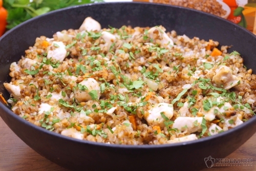 Гречка с курицей и овощами в сливочном соусе