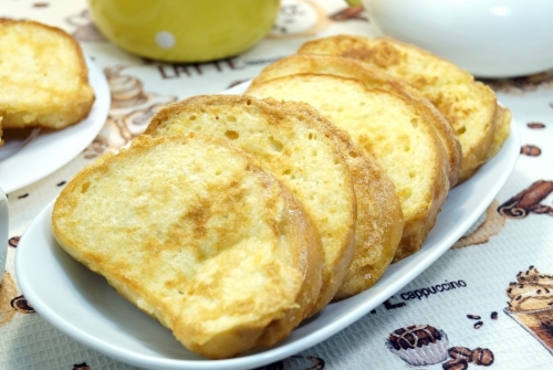 Гренки с яйцом на сковороде