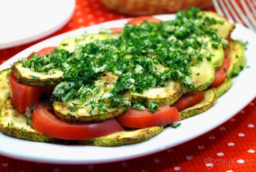 Кабачки с помидорами и чесноком
