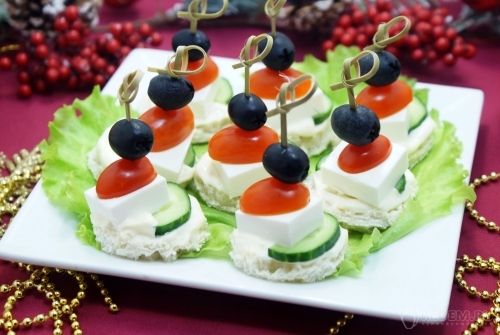 Канапе с сыром на шпажках