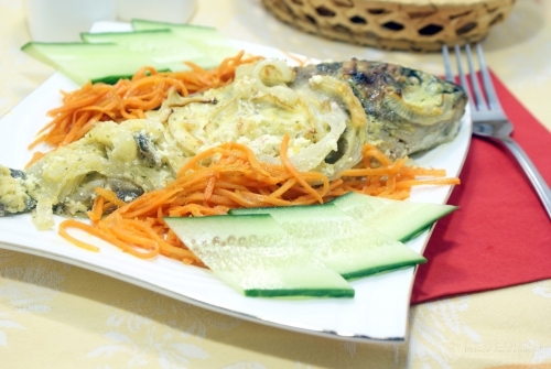 Карп запеченный в сметане с луком
