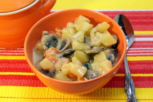 Картофель запеченный с грибами и овощами в горшочке