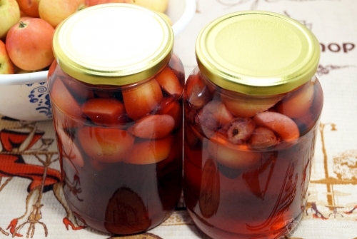 Компот из яблок и черной смородины
