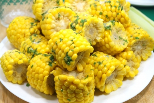 Кукуруза с чесноком, сливочным маслом и зеленью
