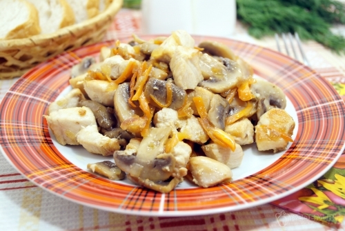 Куриная грудка с грибами на сковороде