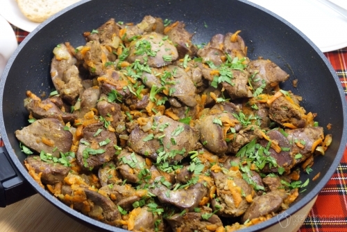 Куриная печень с луком и морковью на сковороде