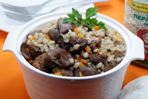 Куриная печень тушеная с перловой крупой